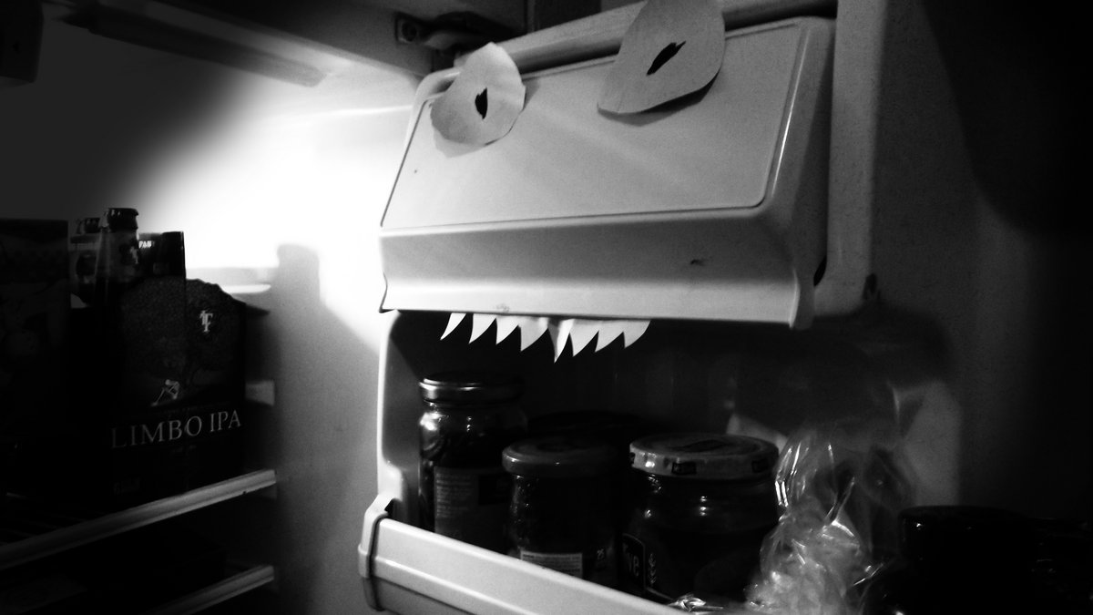 Frigitory Masturbation in the Sarcophagus of Tut